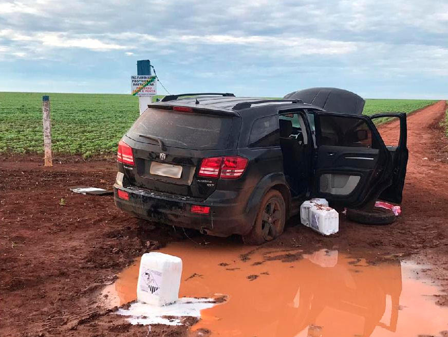 carro preto usado por quadrilha em roubo de defensivos