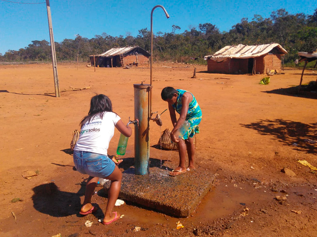 índias pegando água em poço