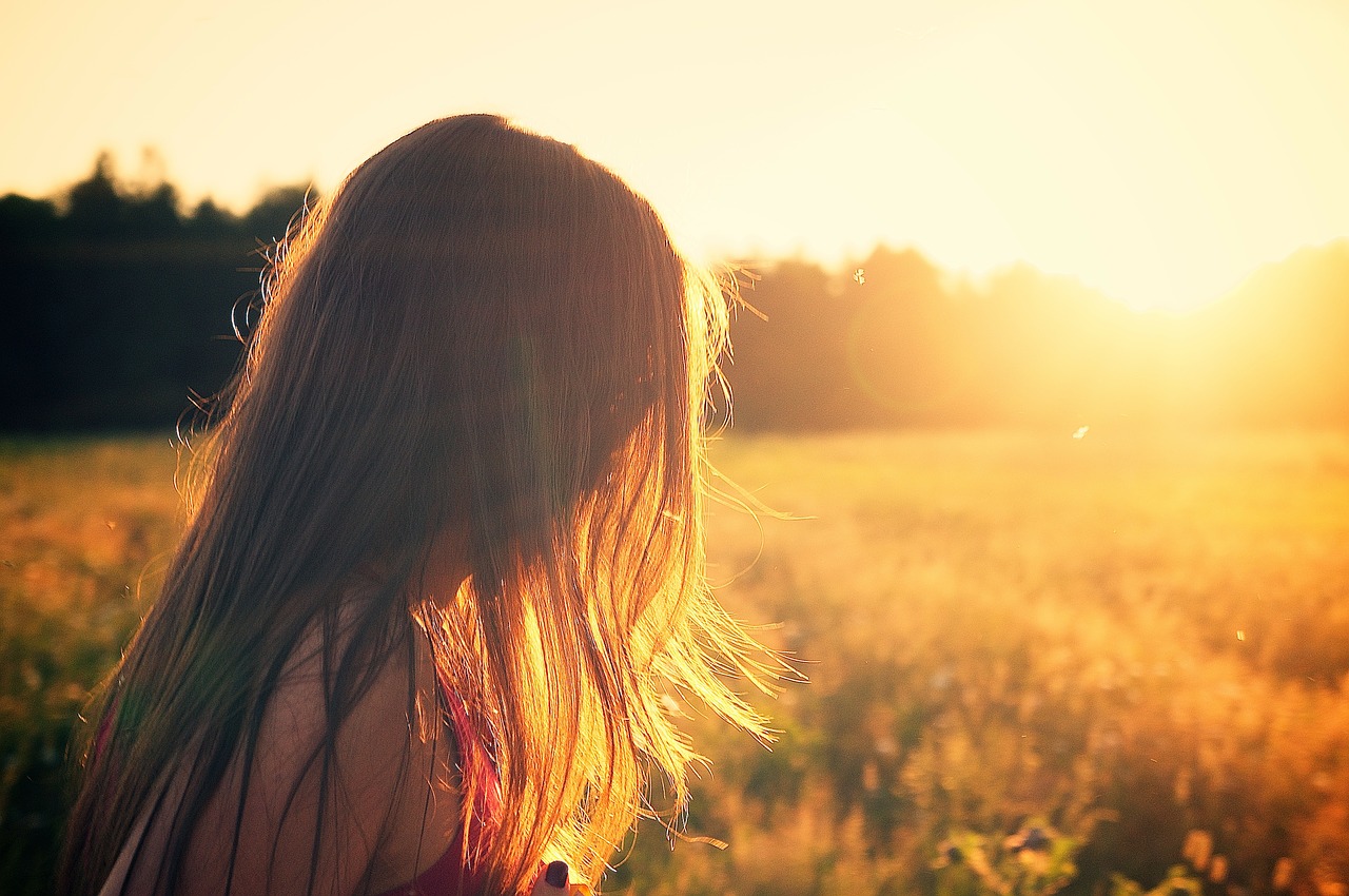 menina ao sol no campo, tempo, clima