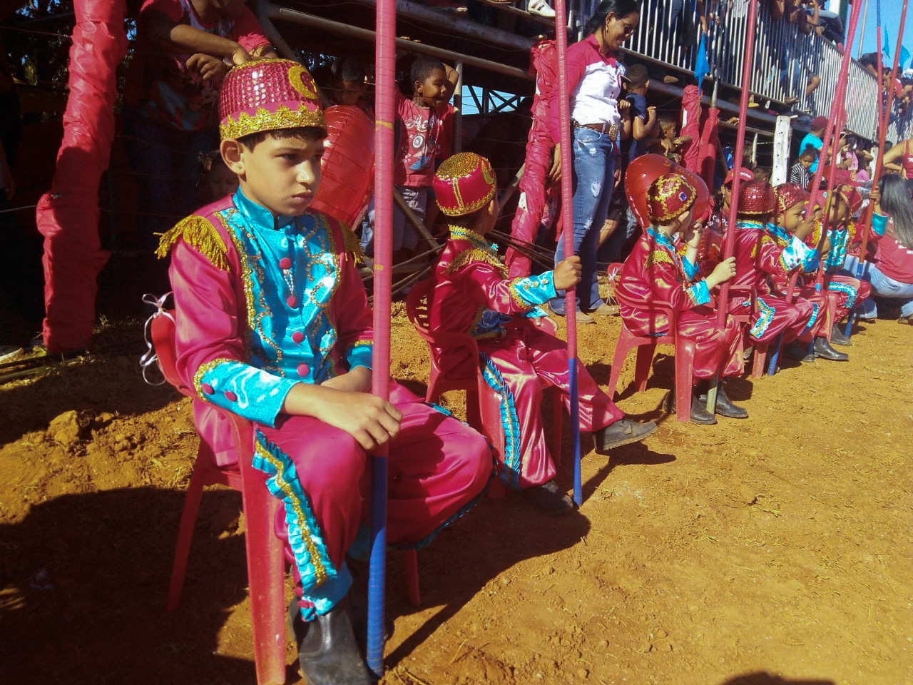 Crianças atuam como ajudantes dos cavaleiros nas batalhas medievais