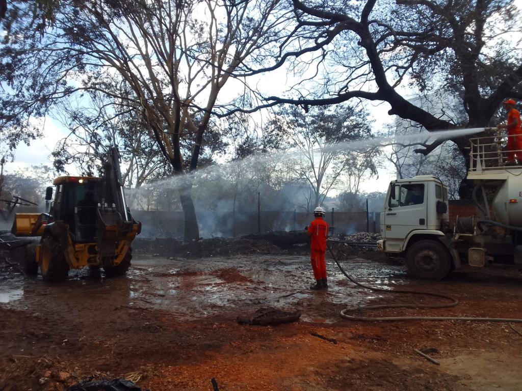 Madeireira ficou parcialmente destruída nesta terça-feira (22), após ser atingida por um incêndio que teria iniciado em uma vegetação próxima, em Barreiras (BA). Chamas foram controladas pelos bombeiros