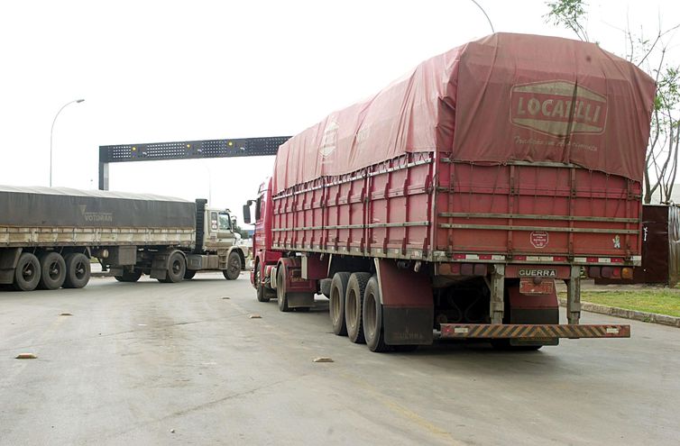 caminhões, frete, transporte