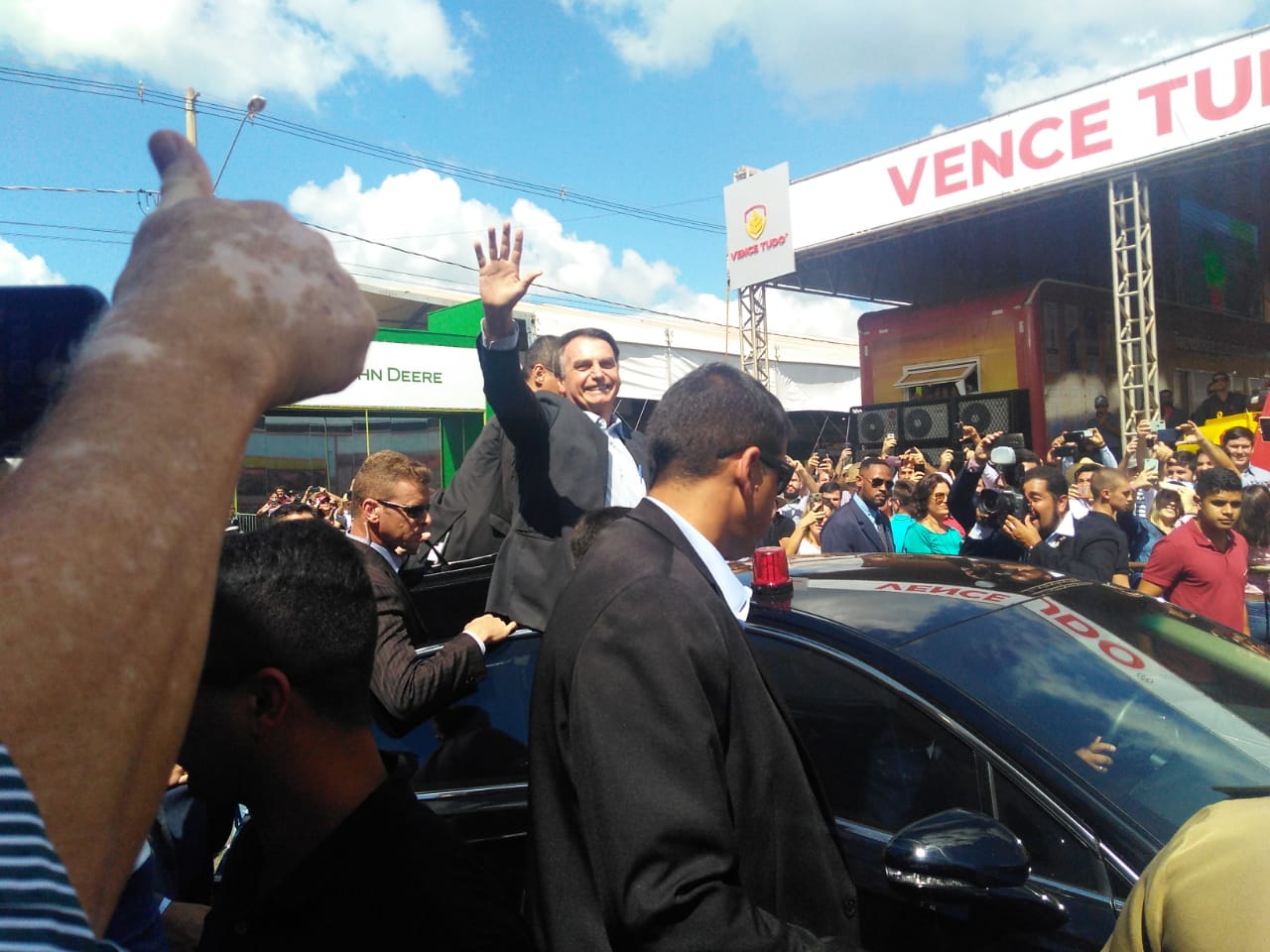 Bolsonaro acena para produtores rurais durante a Agrishow 2019 / Foto: Francielle Bertolacini