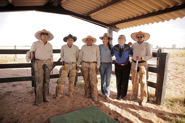 Carmen Perez com equipe na fazenda