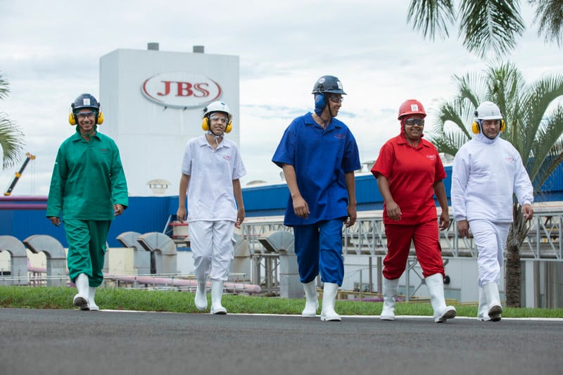 JBS já acolhe 6,8 mil imigrantes em sua força de trabalho