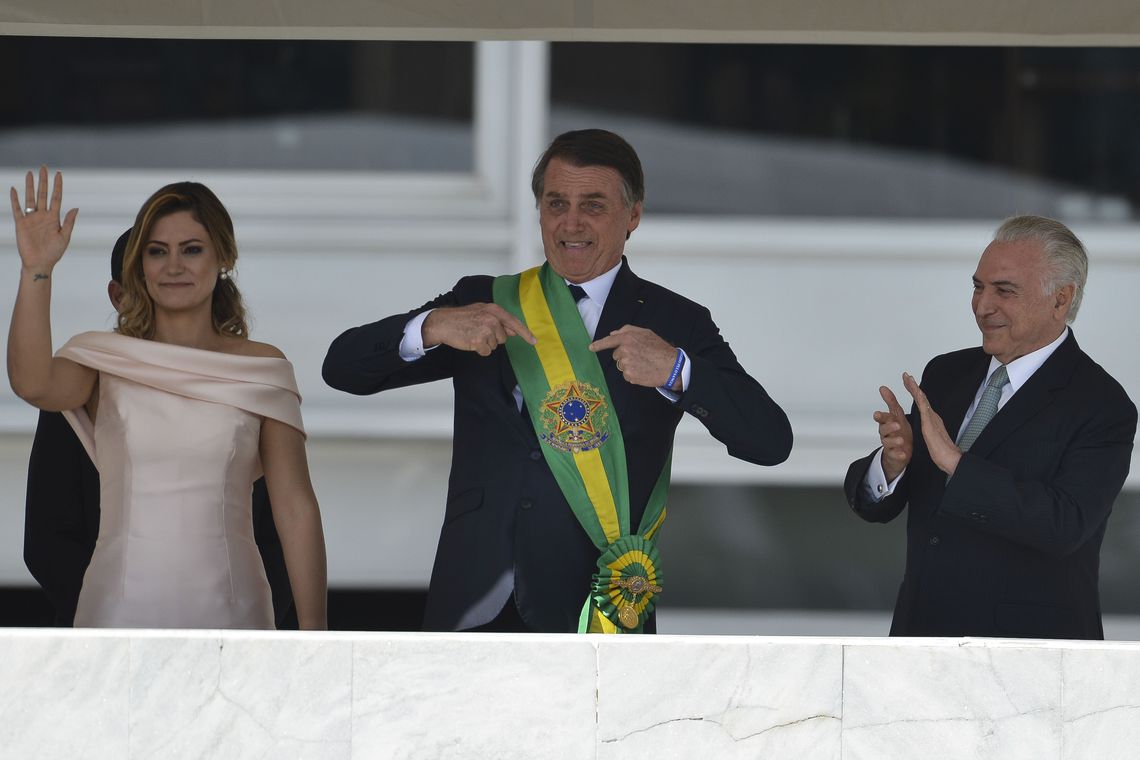 Presidente Jair Bolsonaro saúda o povo depois de receber a faixa presidencial. Foto: Marcelo Camargo/Agência Brasil