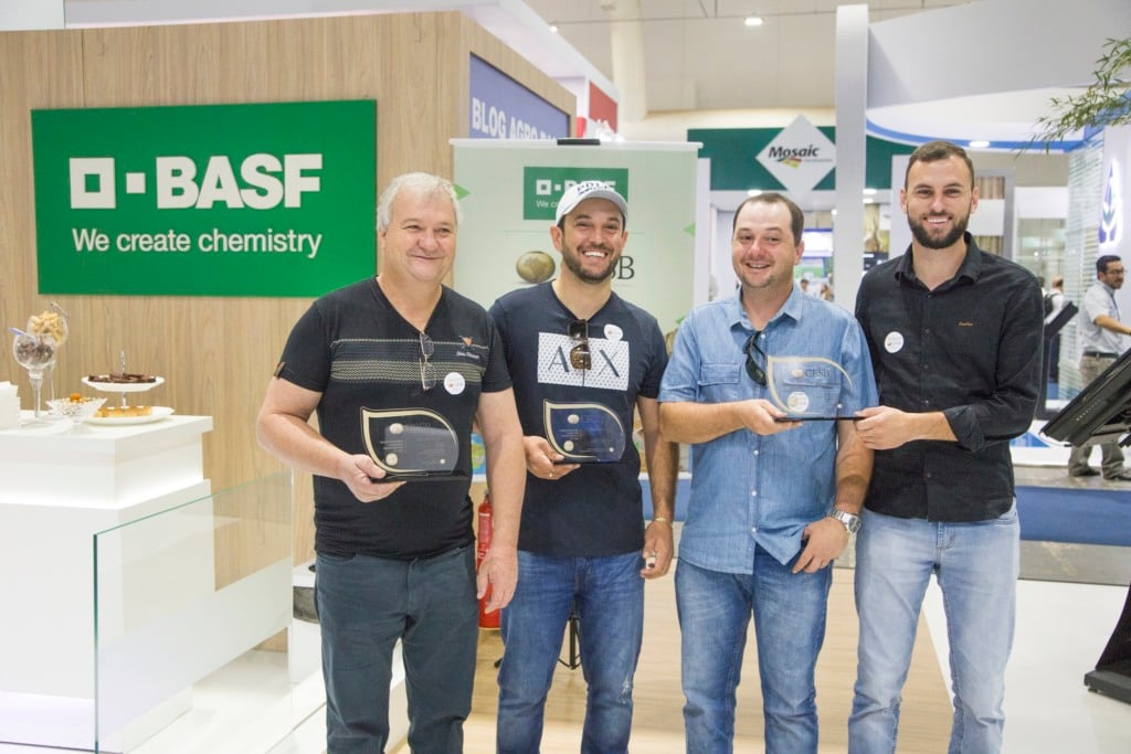 Gilmar Luzzi, Gabriel Bonato, Vitor Ceolin e Tiago Lasch, Campeões Nacionais no Desafio da Máxima Produtividade, utilizando tecnologia Basf - Foto: Divulgação/Basf