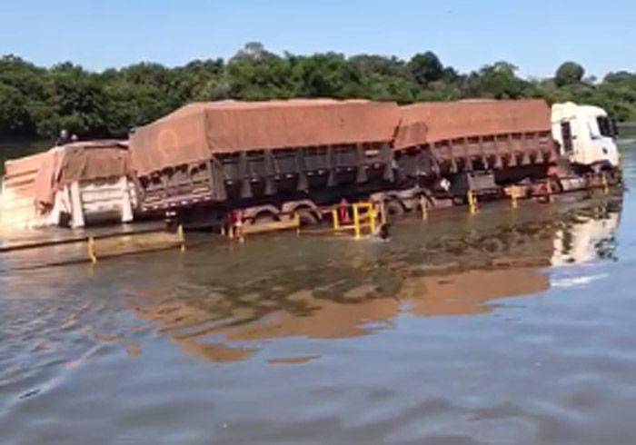 Caminhões afundam durante travessia no rio das Mortes