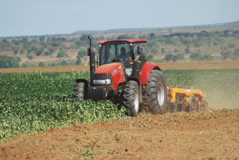 trator destruindo soja no Tocantins