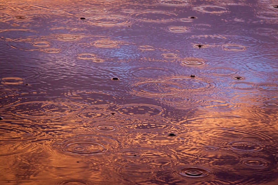 Gotas de chuva caindo em uma poça