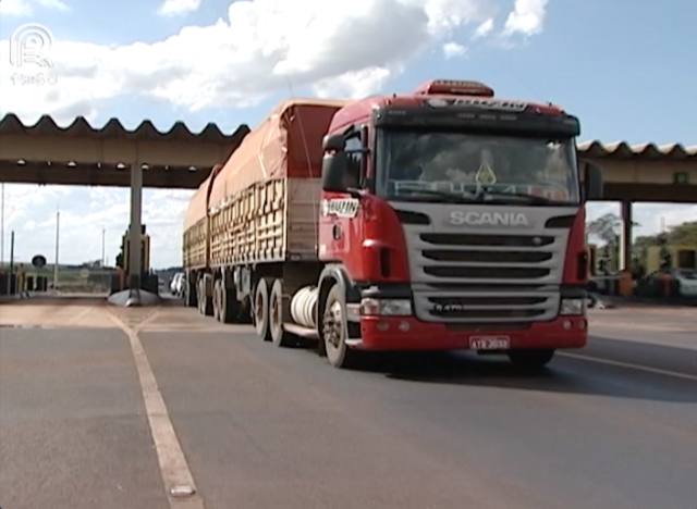 Frete rodoviário aumenta e trava mercado de grãos