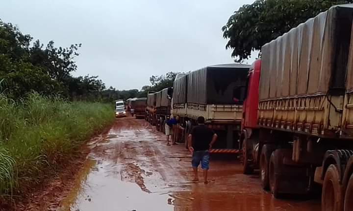 caminhões esperando em fila porque estrada que virou atoleiro