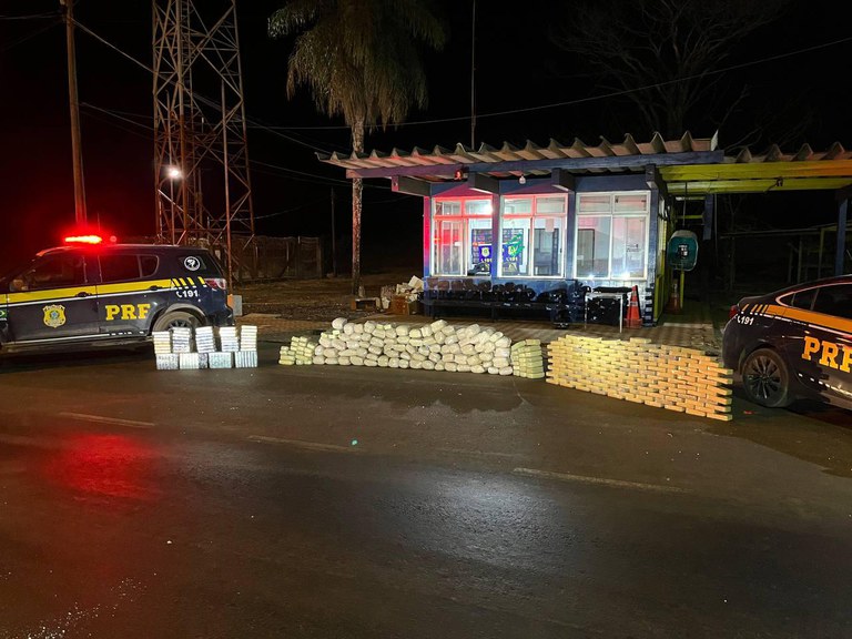 PRF apreende em MT cerca de 360 kg de drogas em meio a carga de pluma de algodão