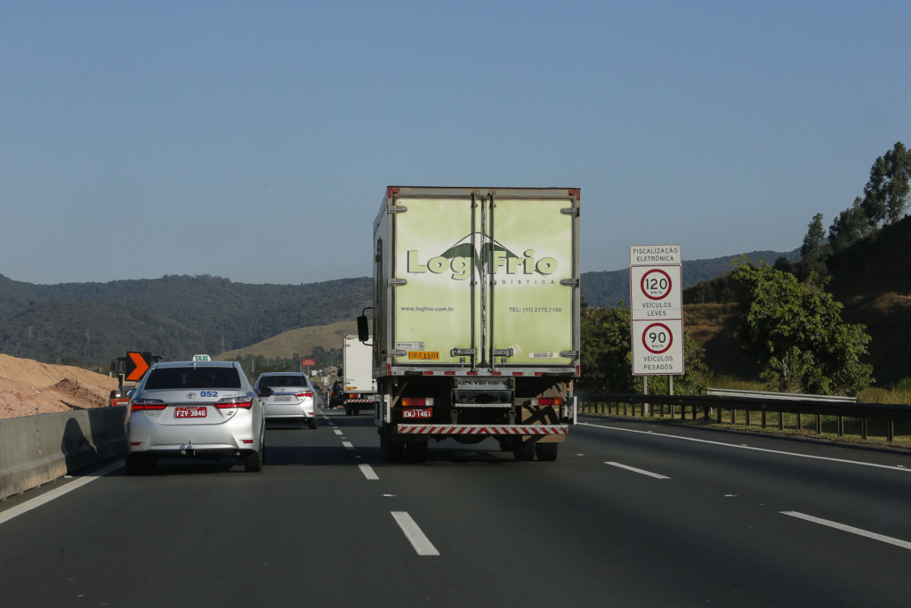 caminhão em rodovia