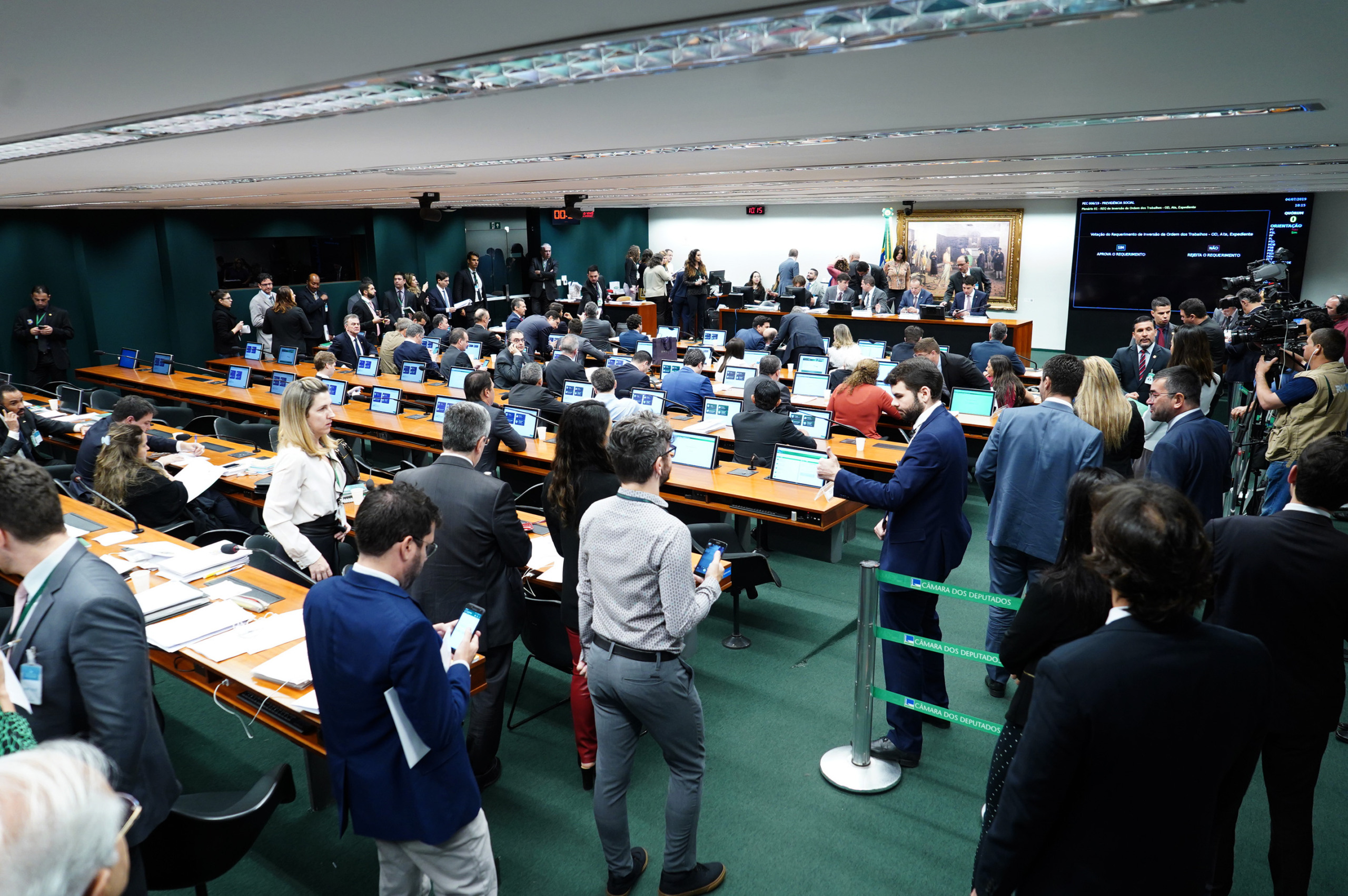 Partidos em reunião na comissão especial da Câmara dos Deputados