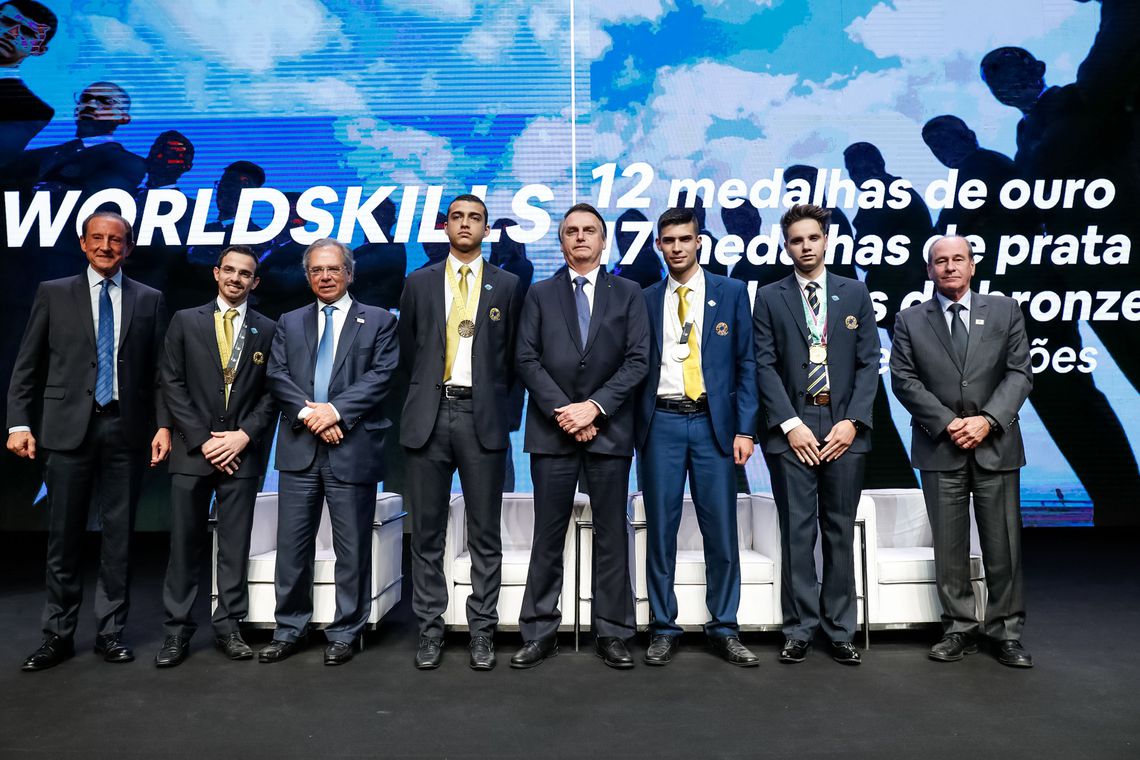 Presidente da República, Jair Bolsonaro, cumprimenta alunos do Senai, medalha de ouro no World Skills, campeonato mundial de formação profissional.  Foto: Alan Santos/PR