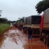 caminhões esperando em fila porque estrada que virou atoleiro