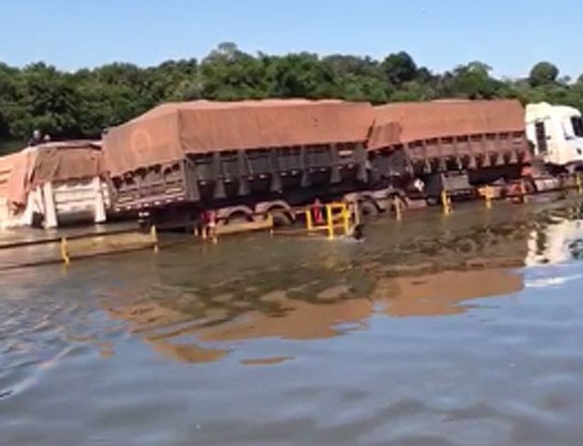 Caminhões afundam durante travessia no rio das Mortes