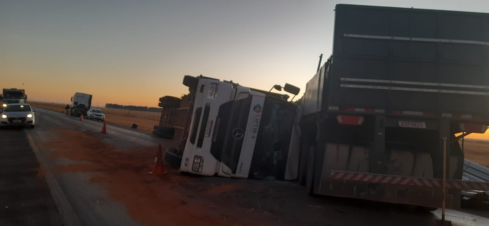 Acidente na noite da última segunda-feira (7), envolvendo duas carretas, deixou três pessoas feridas e 15 animais mortos em um trecho da BR-020, no munícipio de São Desidério, no oeste da Bahia.