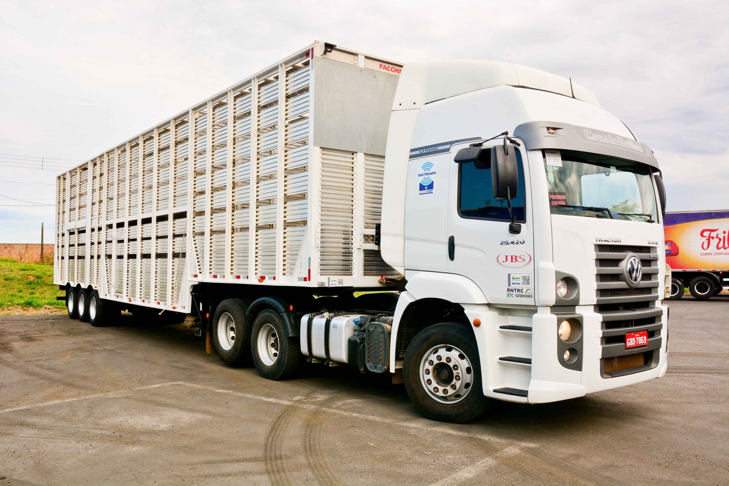 Caminhões JBS transporte de animais vivos