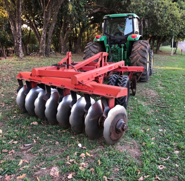 Agricultor tem mão esmagada por arador em fazenda