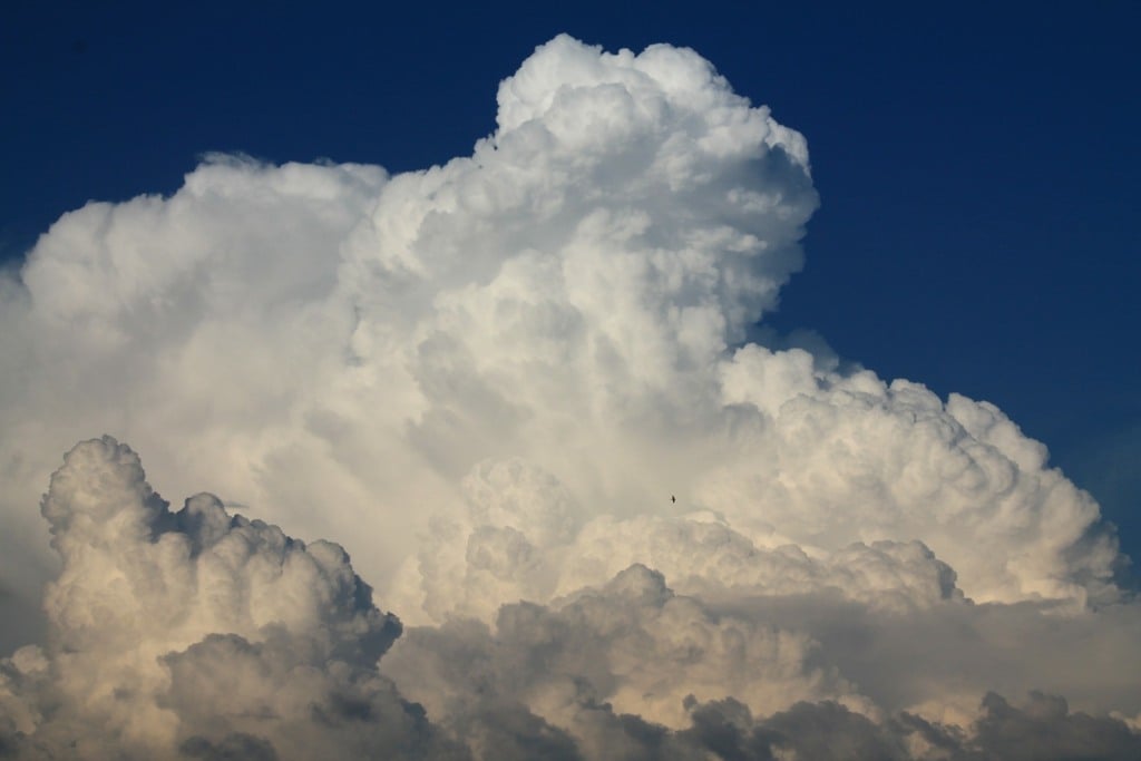 céu azul com nuvens previsão do tempo la niña