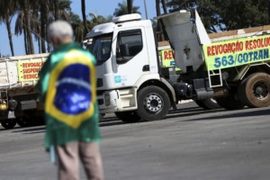 bloqueios, caminhão, combustível