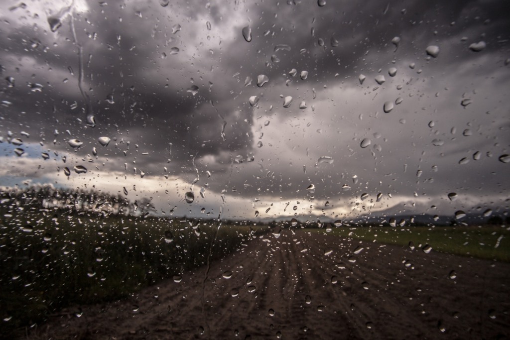 vidro de carro embaçado após chuva, previsão do tempo temporais