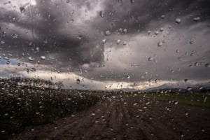 vidro de carro embaçado após chuva - avanço da frente fria