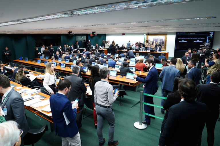 Partidos em reunião na comissão especial da Câmara dos Deputados