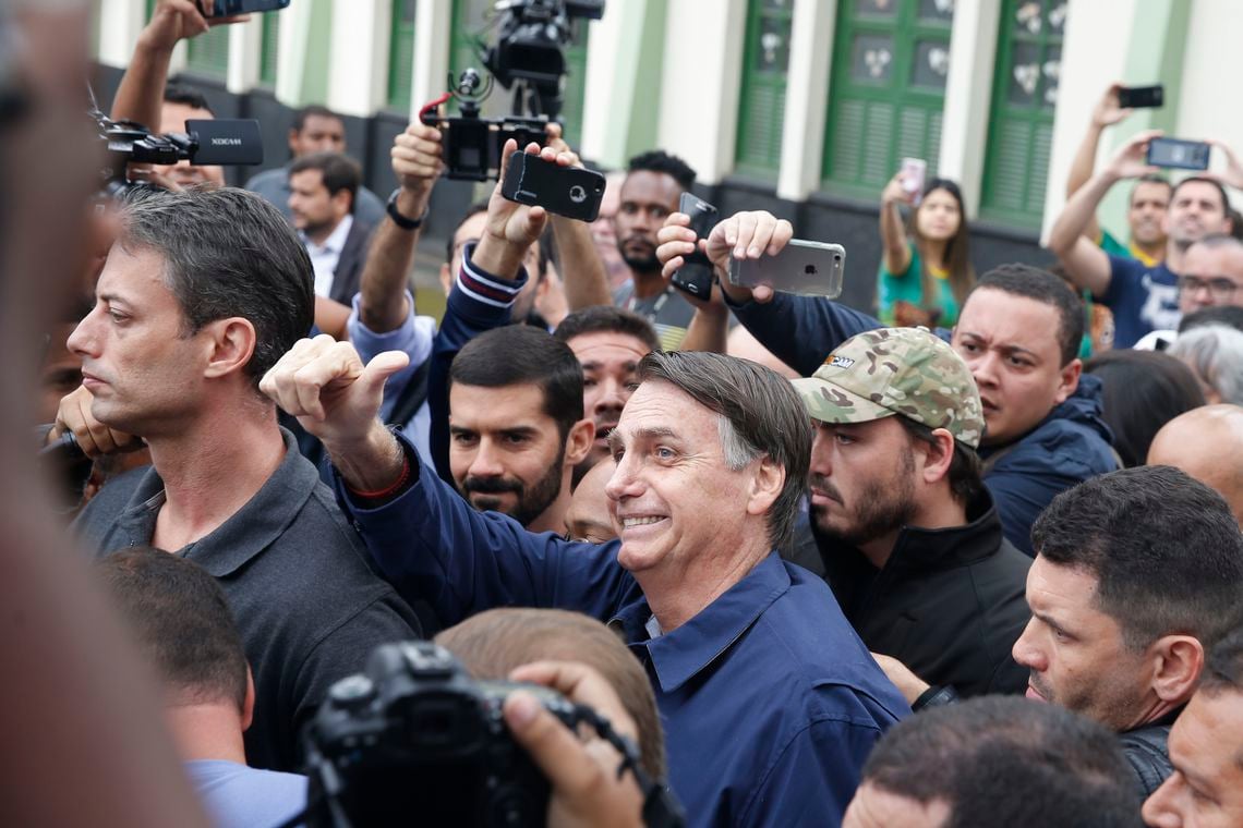 Jair Bolsonaro compareceu ao local de votação acompanhado de familiares e segurança. Foto: Tânia Rêgo/Agência Brasil