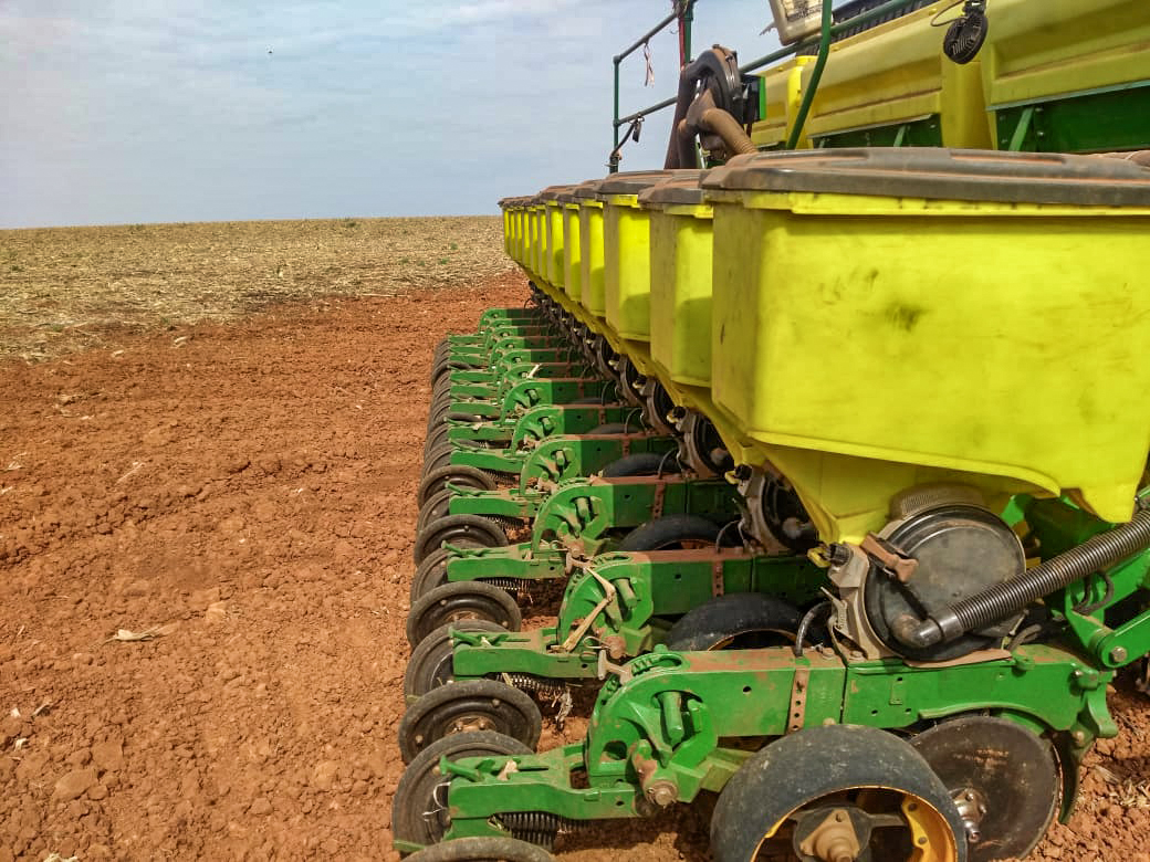 Plantadeira pronta para semear soja em Capão Bonito