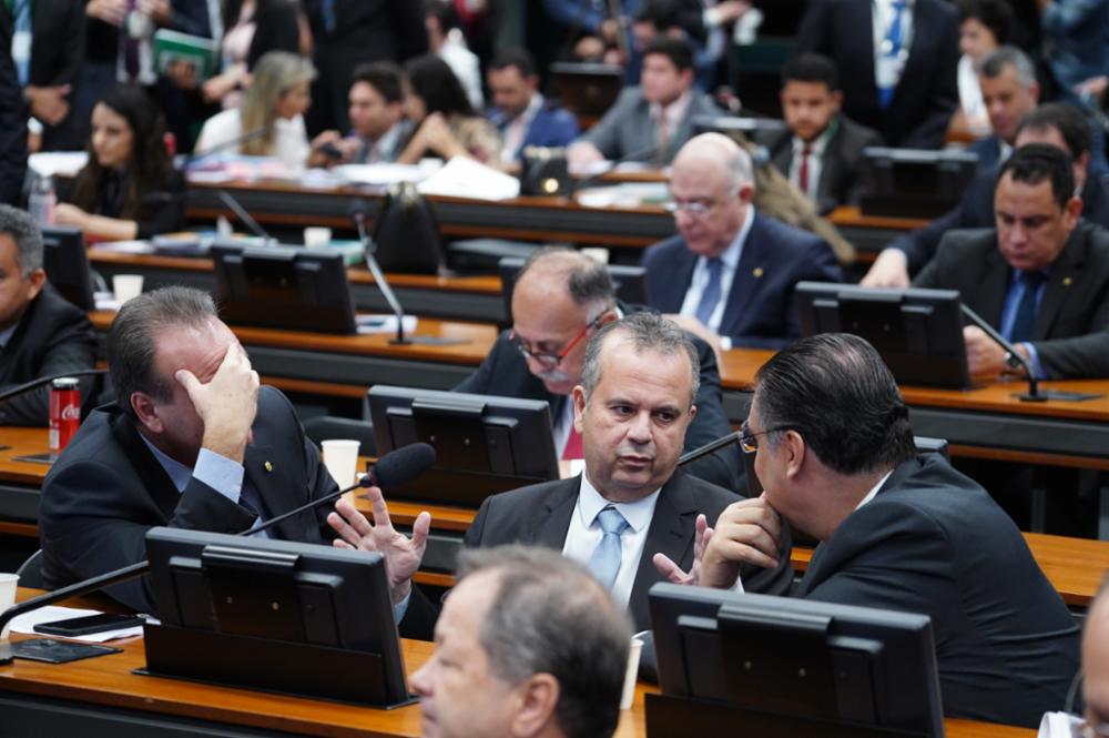 Partidos em reunião na comissão especial da Câmara dos Deputados