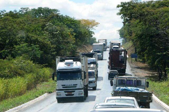 caminhões em estrada, caminhoneiro, frete, fretes