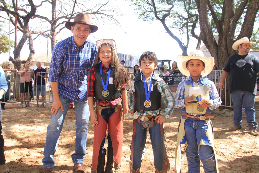 crianças finalistas da montaria em carneiro