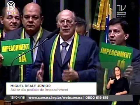 Em tom inflamado, juristas defendem e acusam Dilma