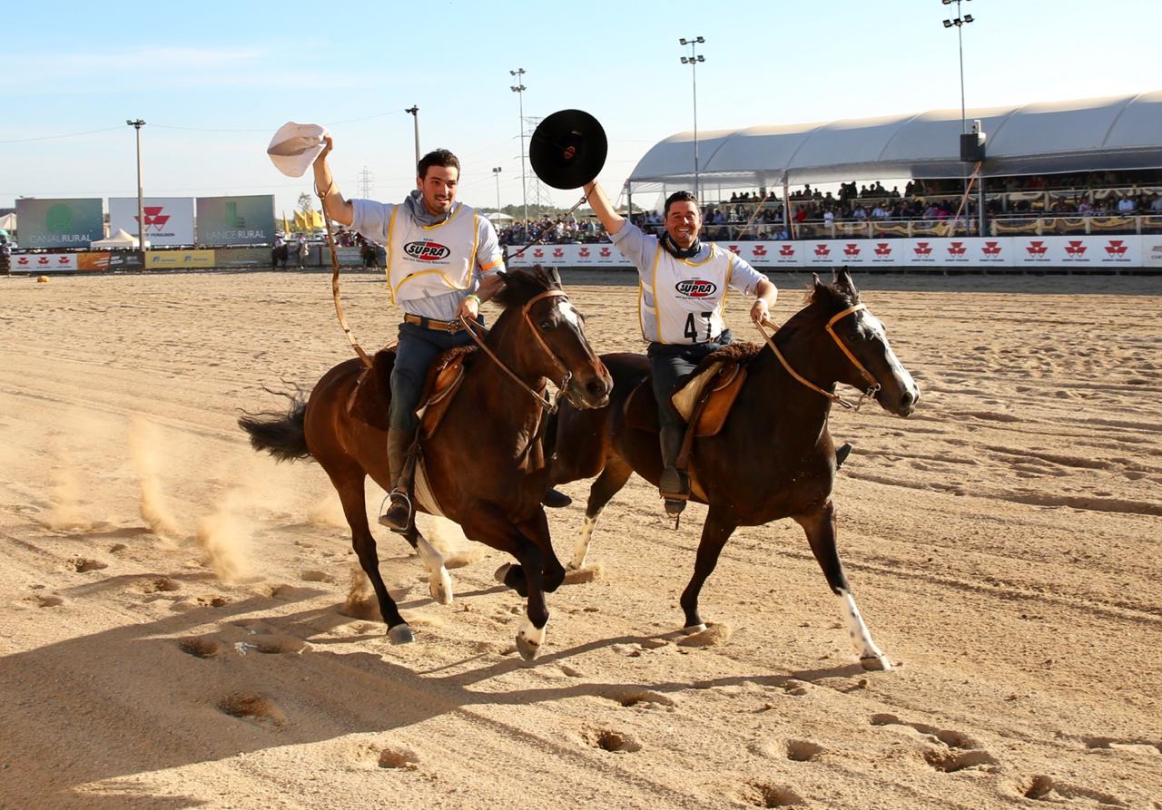 Fabio Teixeira da Silva (à dir.) é o ginete campeão de 2019, montando a égua Campana Vicuña, Freio de ouro 2019