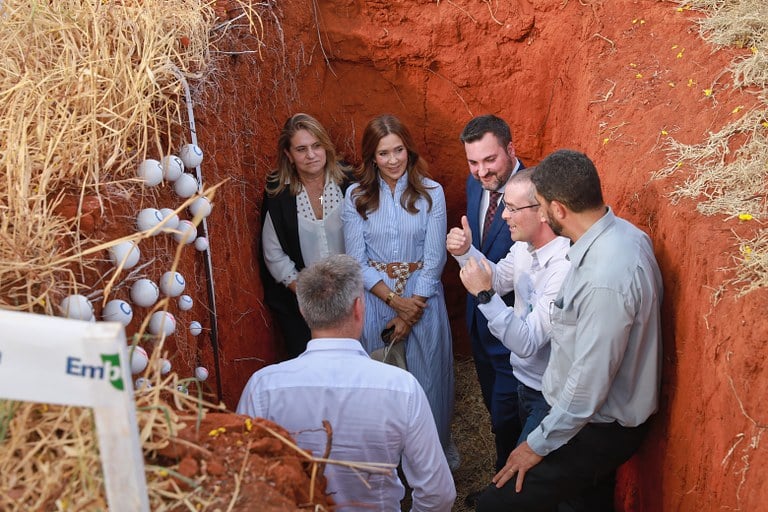 Rainha da Dinamarca visita Embrapa Cerrados e conhece tecnologias sustentáveis da produção agrícola