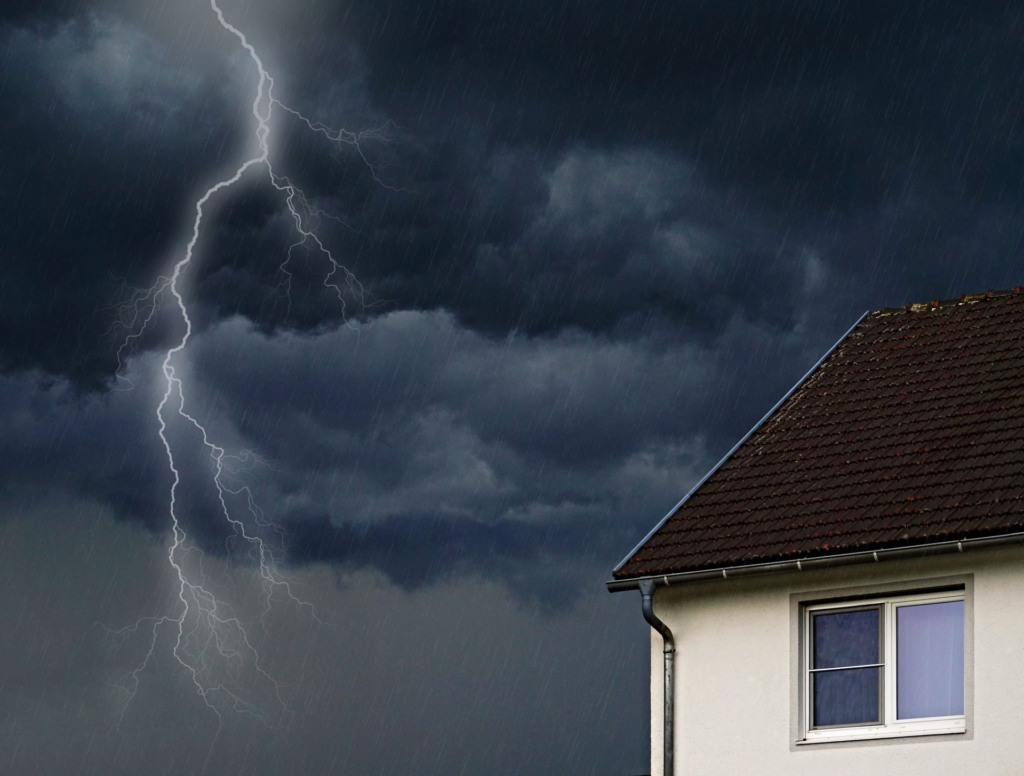 previsão do tempo - Raios e tempestade - nuvens carregadas - nova frente fria