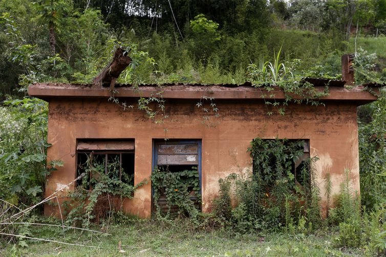 Casas atingidas pela lama que chegou pelo rio Gualaxo do Norte