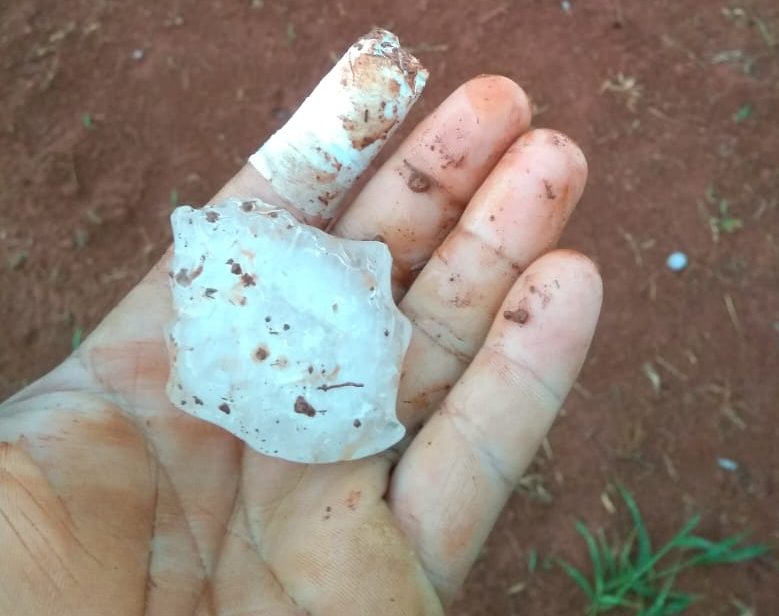 pedra - granizo - mão