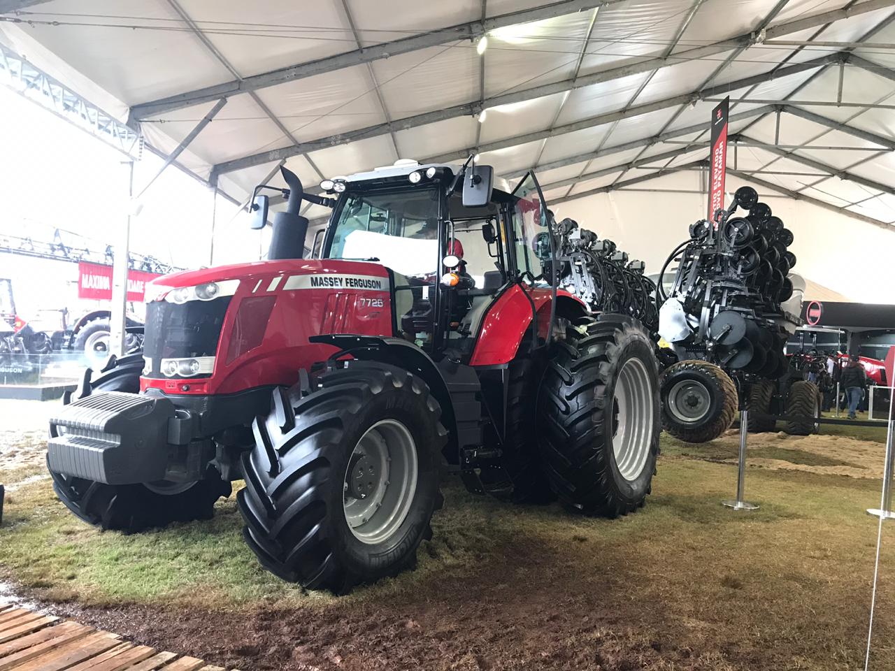 trator da massey puxando plantadeira Momentum