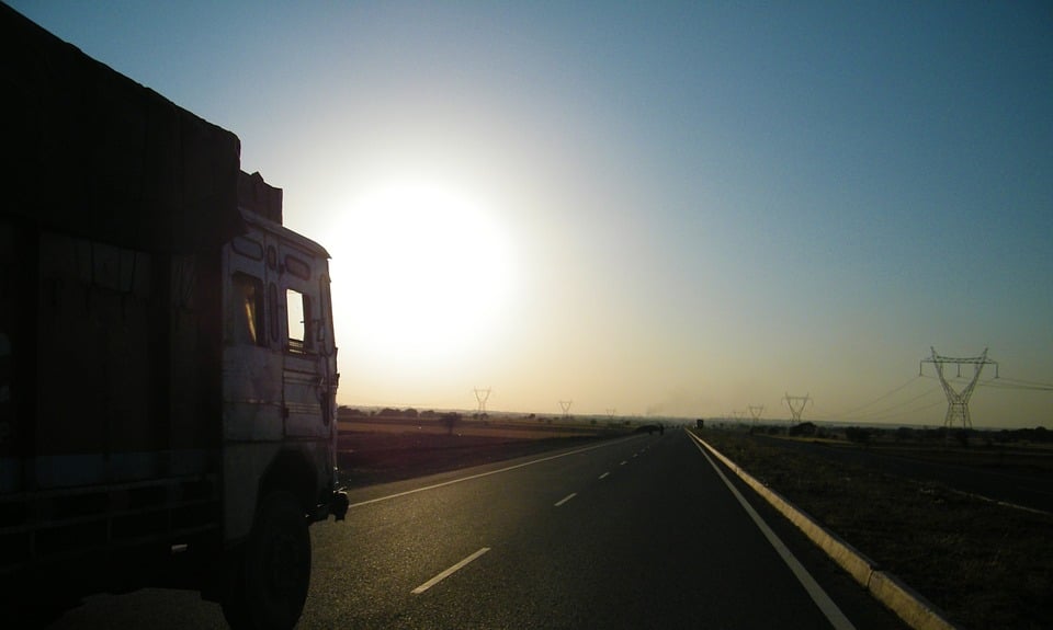 caminhão na estrada