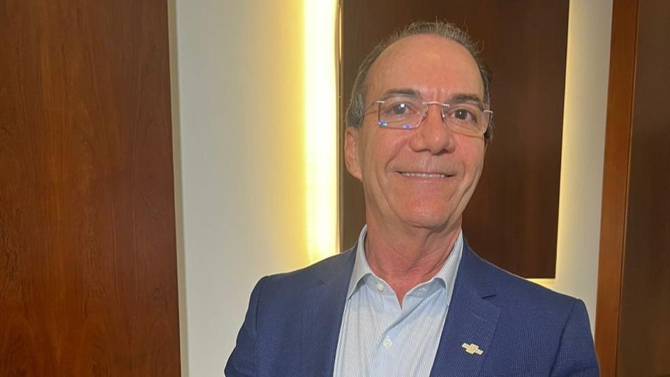 Presidente do Sebrae sorri e usa terno azul