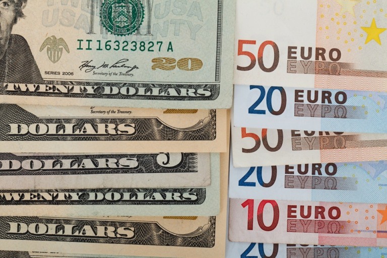 dólar e euro; fluxo cambial do Banco Central