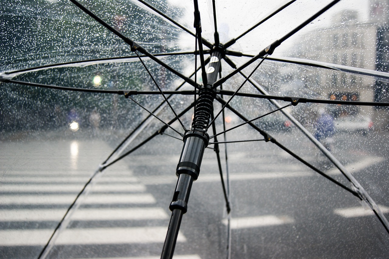 Frente fria se afasta e deixa rastro de pancadas de chuva