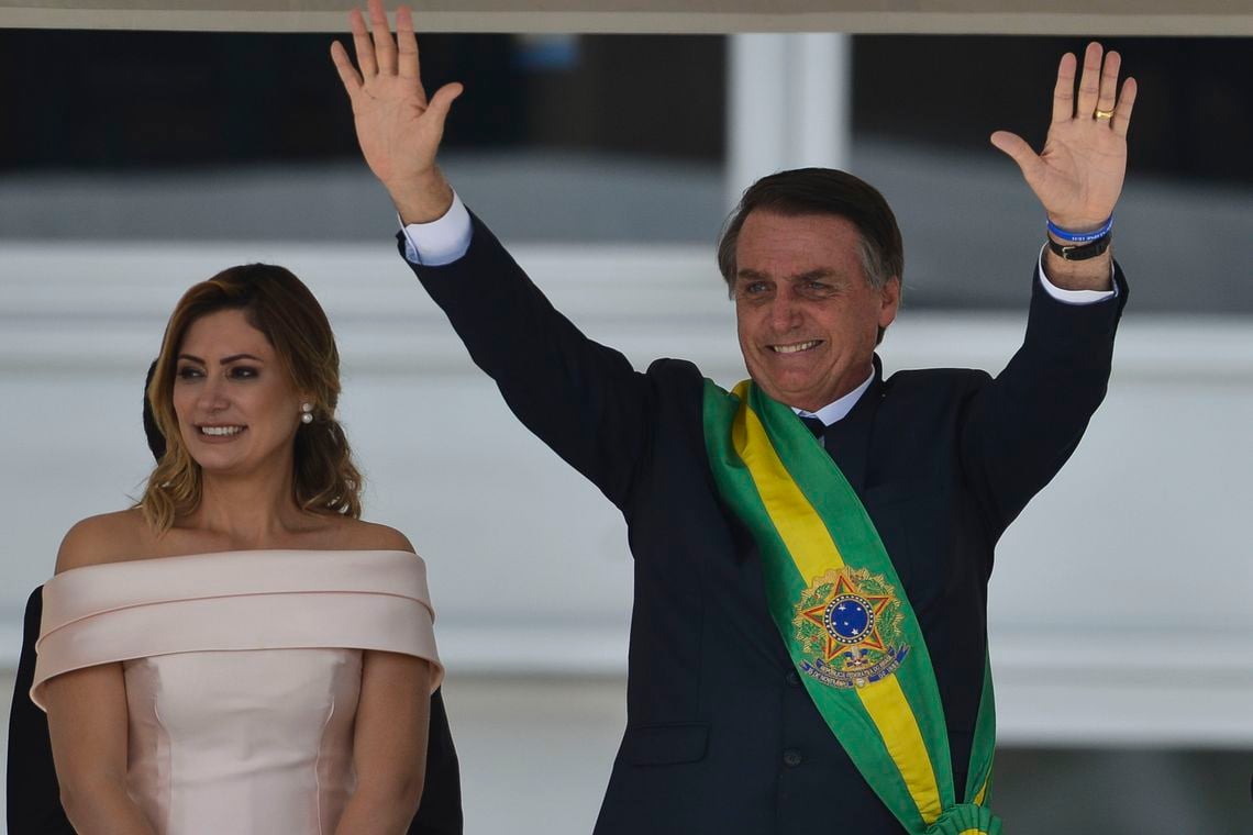 Presidente Jair Bolsonaro saúda o povo depois de receber a faixa presidencial. Foto: Marcelo Camargo/Agência Brasil