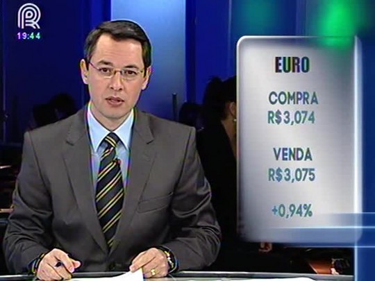 Dólar fecha perto dos R$ 2,40 e preocupa investidores