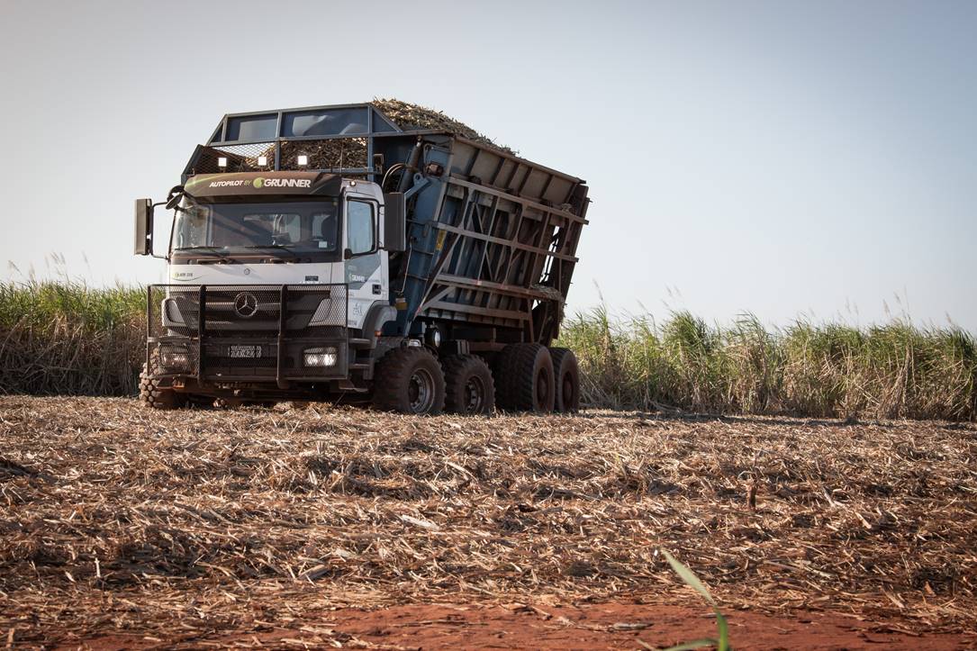 caminhão Mercedes-Benz Axor 3131 com direção autônoma