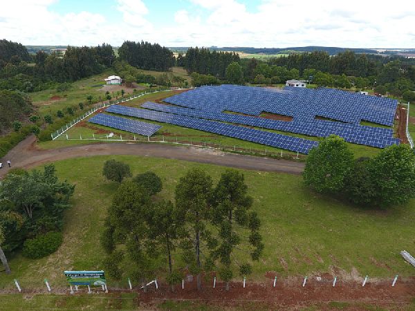 Painel solar em propriedade rural